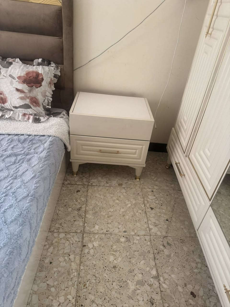 غرفة نوم للبيع بدون اي ضرراستخدام قليل للاستفسار الاتصال على الرقم ***********
