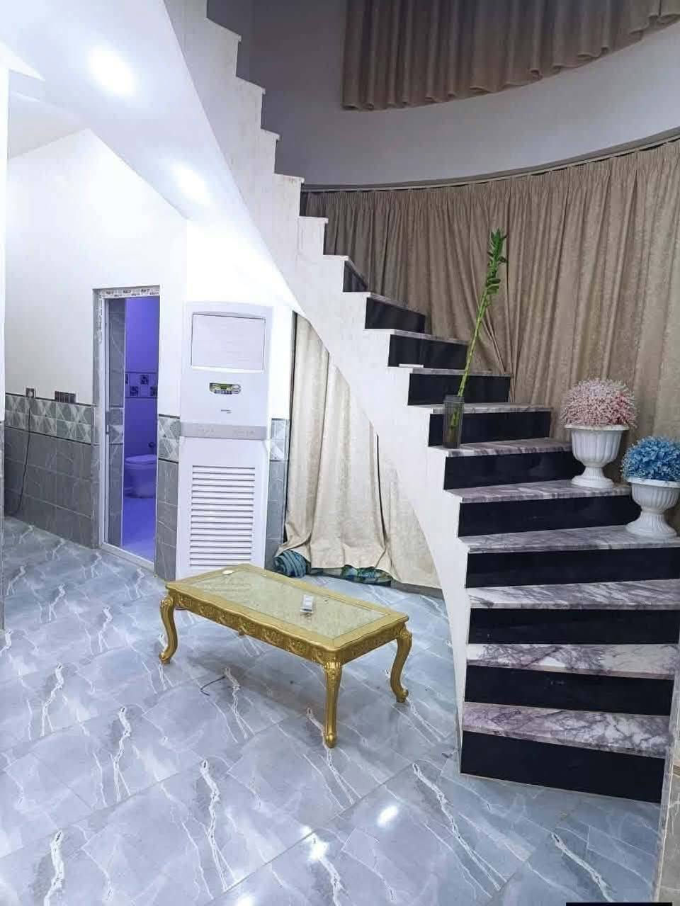 دار للإيجار (مؤثث) – الديوانية / حي العسكري الرابع

📍 الموقع: حي العسكري الرابع – شارع 7 السايدين الجديد

مواصفات الدار:

غرفة نوم واحدة

استقبال

صالة

مطبخ

صحيات عدد (2)

حمام واحد

مناور عدد (2)

طارمة

💰 سعر الإيجار: 400 ألف دينار شهرياً

للاستفسار والتفاصيل يرجى التواصل.


**إذا كنت صاحب هذا الإعلان وتريد حذفه لأي سبب، رجاءا أرسل رسالة إلى الدعم الفني**