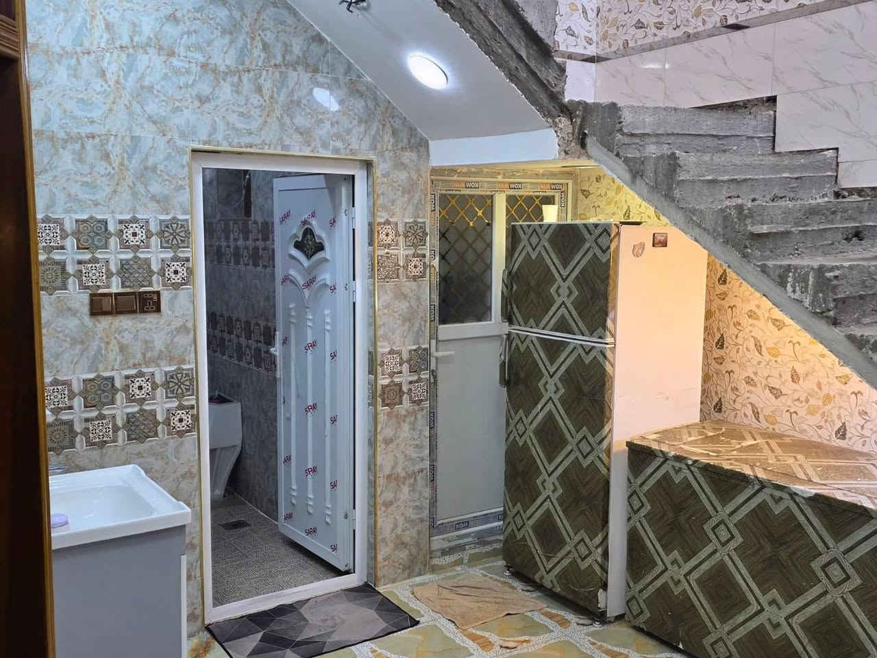 السلام عليكم ورحمة الله وبركاته 
دار للبيع المساحه 150م.طابقين    واجهه 11نص نزال 15م يحتوي الدار على 4غرف منام مع سويتات لكل غرفه وهول وصاله 7×5 ومطبخ  وصحيات داخليه وخارجيه #
العنوان التاجي الشيخ حمد نزلت مصطوصف الشيخ حمد 
للاستفسار الاتصال على الارقام الاتيه كورك *********** واتساب 
*********** الاثير
