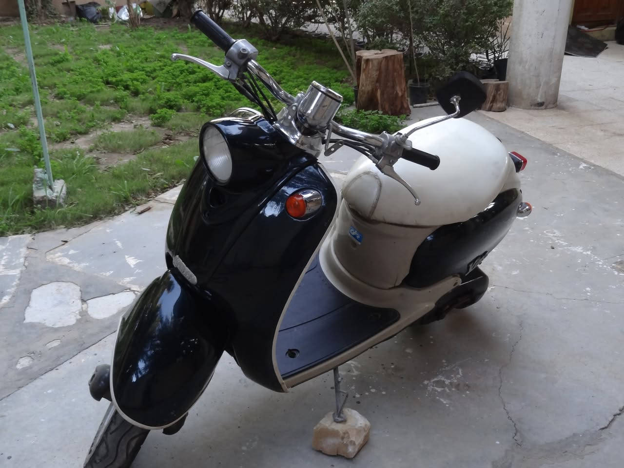 سلام عليكم شباب
دراجة مصرية للبيع الدراجة نظيفة مثل متشوفون بالصور 
مكينة ممفتوحة ابد الدراجة بلادية تشتغل هندر وسلف بس الباتري مالتهة عوزة شحن قفل ستيرن هورن شغالات تايرات جديدة ممستعملات هواي 
السعر 350 وبيهة مجال بسيط مكاني كوت الكفاءات 
للاستفسار اتصل  ***********
