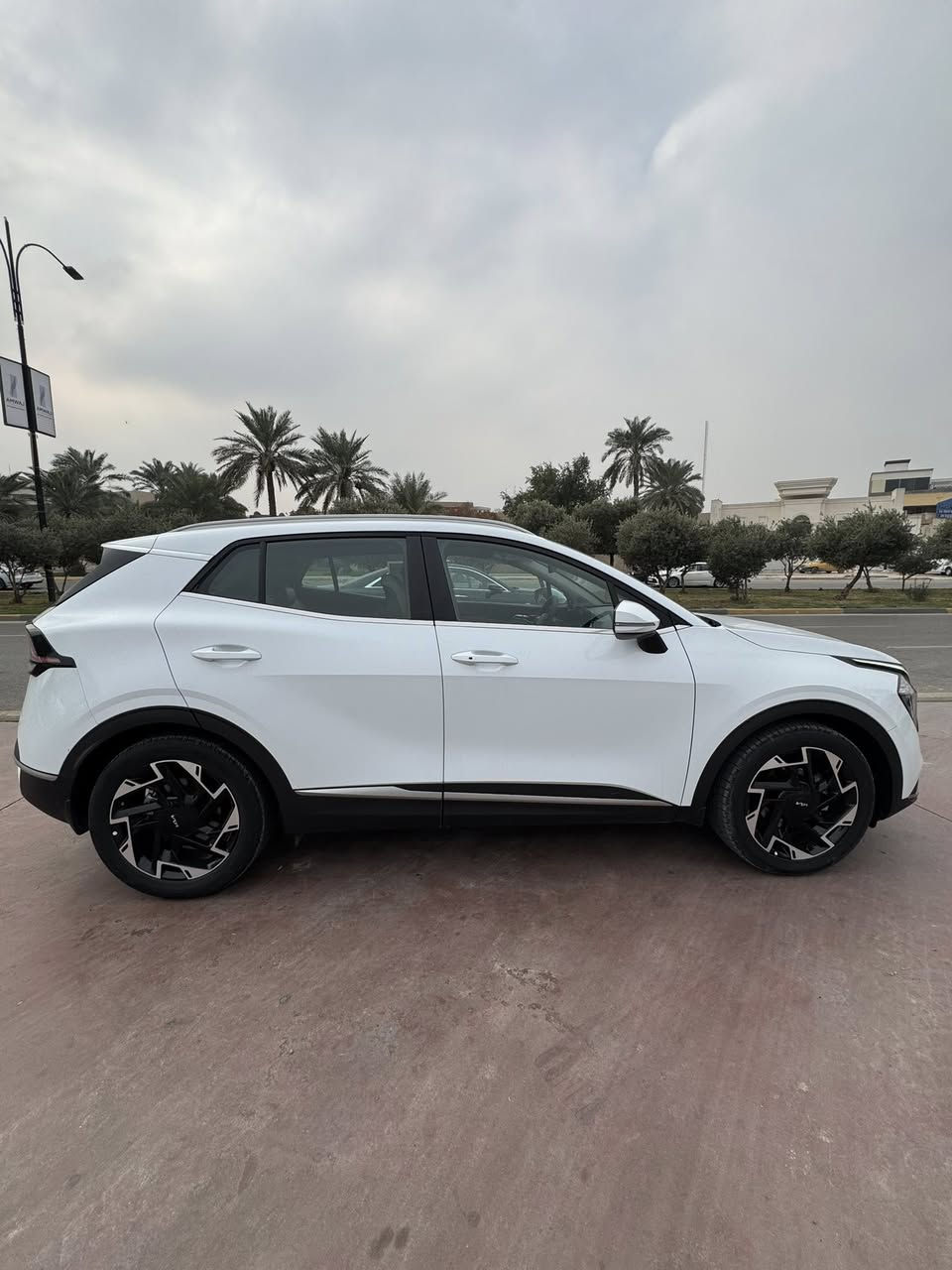 السلام عليكم
للبيع فقط

-سبورتج 2023 خليجي وكالة nim مواصفات نص فول كفالة عامة +مرقم اربيل

-ماشية 51 الف كيلو

-حجم المحرك 2000cc  DOCH

-بصمتين تشغيل

-بصمة ابواب 

-تشغيل عن بعد 

-ترحيب ودخول ذكي 

-تحكم بالجام عن بعد

-لدات امامية 

-اربع مودات قيادة(normal , sport , eco , smart) 

-سايد بريك الكتروني

-مانع انزلاق

-خاصية ثبيت السرعة عند نزول المنحدرات

-اوتو هولد 

-مقعد سائق كهربائي 

-تدفئه بالمقاعد 

-تدفئة مقود

-مري جانبية قابلة للطي

-نقطة عمياء

-لايتات اماميه تحكم بالارتفاع

-كاشفات ضباب امامية وخلفية

-تبريد امامي خلفي قطعتين 

-ويل حجم 19

-كفرات السياره اسود لامع 

-شفتات سرعه 

-شحن الهاتف وايرلس 

-شاشة تدعم ابل كار بلي واندرويد اوتو 

-كاميرا خلفية دوارة

-حساسات امامي خلفي

-شاشة اعطال

-حساسات قياس ضغط الإطارات 

-تشغيل كامرة خلفية أثناء القيادة

-قفل أطفال جامات وابواب

-بريك ABS

-ماسحات جام امامية وخلفية اوتو ( حساس امطار )

-تبريد وتدفئة اوتو

-مثبت سرعة

ملاحظات السيارة : ثلمة بسيطة في البگ لايت كما موضح في الصور

عنوان السيارة بغداد / الدورة 

للتواصل : ***********
