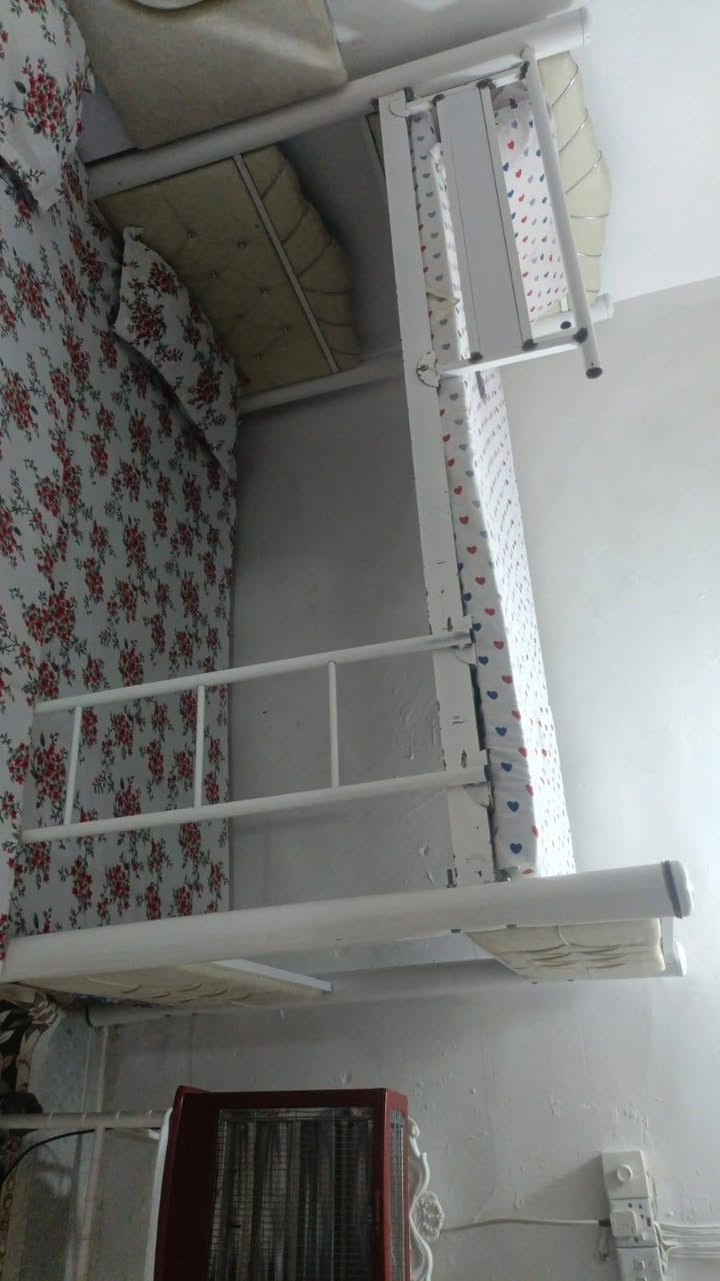 سلام عليكم جرباية طابقين نضيفة السعر ١٠٠ مكان بغداد صدر القناة رقمي ***********
