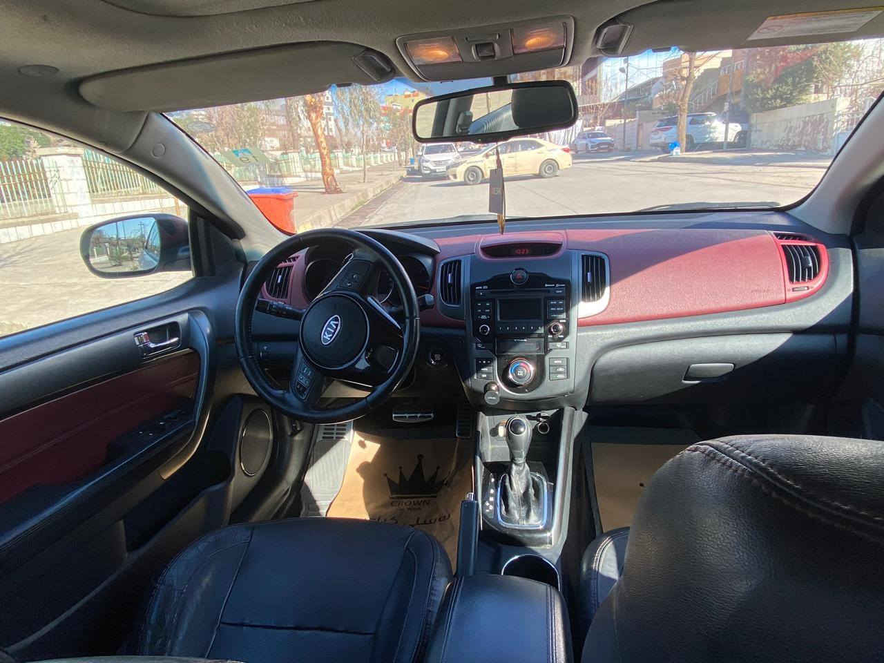 كيا فورتي سبورت موديل 2013 خليجي فول موصفات بيها فتحة سقف بيها ايضا شفت لون ابيض بيها صبغ بالجاملخ خلفي من باب بجانب سايق ضربة خفيفة صبغ وكالة و سعر 100 بي مجال حق جية كشنات نظيفة
رقم هاتف *********** السليمانية, العراق
