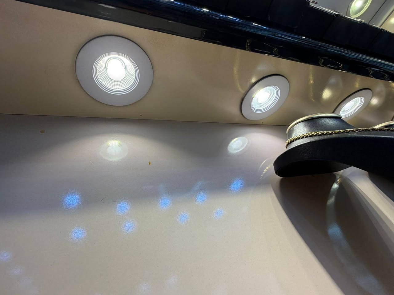 سلام عليكم 
كبير
34 ابيض
18 اصفر
—- 
23  صغير اصفر
36 صغير  ابيض 
بس ينشد بالكهرباء كاملات هنه و محولات
للاستفسار واتس ***********
