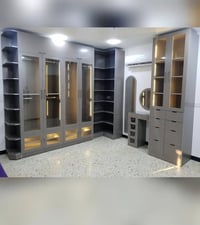 دريسنك روم • خشب MDF • إضاءة LED
