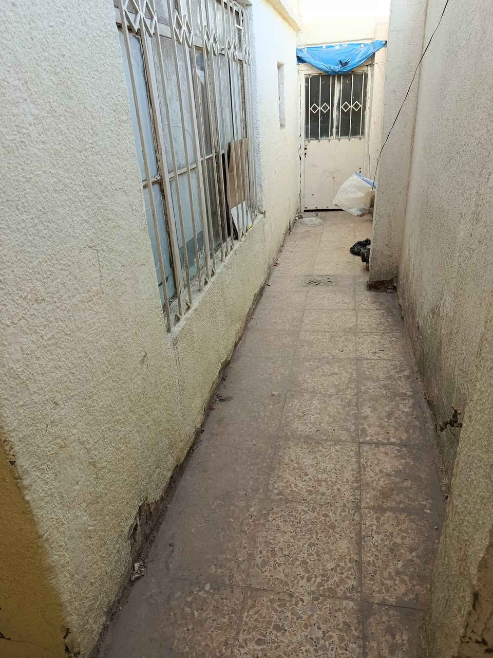 يوجد بيت للايجار بحي الغدير مقابيل شهداء الموظفين يحتوي على غرفتين صاله مطبخ استقبال صحيات📞***********(يوجد واتساب)
