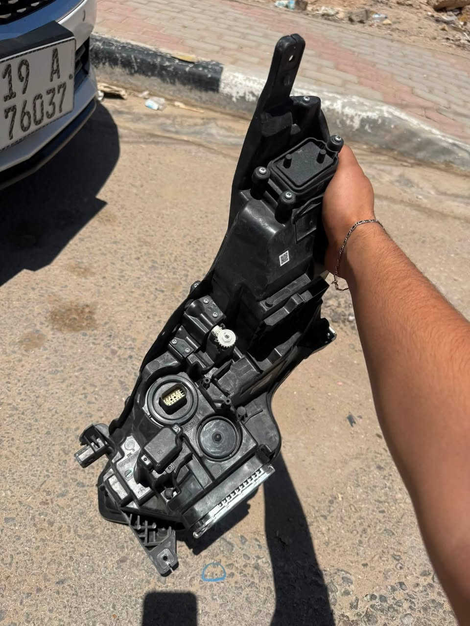 السلام عليكم ماصدة CT5 2023 فئة بريميوم لاگشري بلادي مال سيارتي وارد امريكي (ترهم لكل الموديلات )الماصدة لداها و لايتها سليم 100/100 لكن الكارت المحولة بيه املاح و هي متروكة بالمزاد و تلف  بدلت الكارت لغرض الفحص  و اشتغلت طبيعي الي تفيده سعرها 180 الف و بيها مجال مكاني كربلاء ***********
