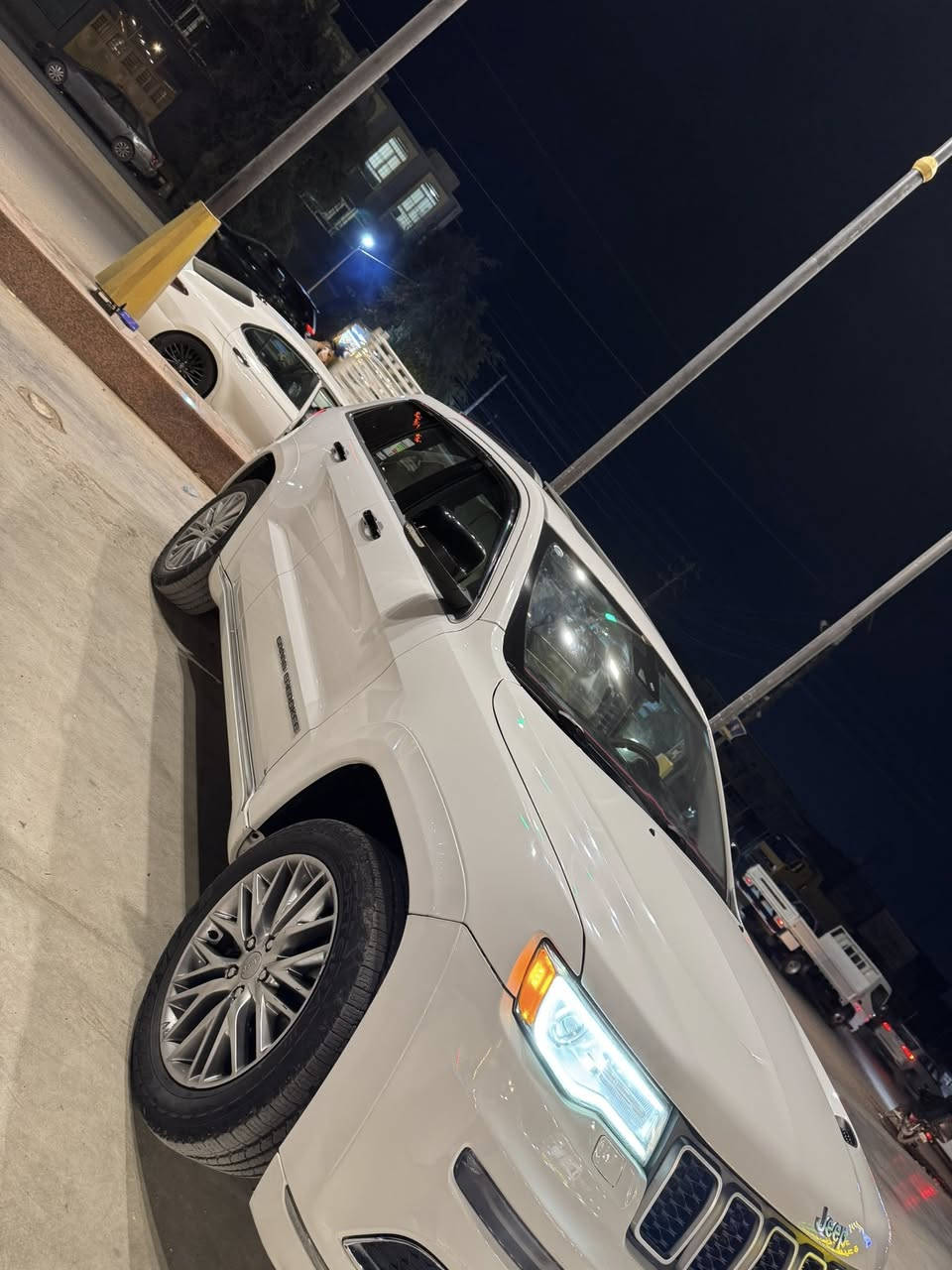 سلام عليكم 
جيب موديل ١٧
وارد امريكي حادث فقط بنيد بدون دواخل 
سونار داخل المنشور 
١٠٠الف ممشه 
سعة المحرك ٨سلندر ٥٧٠٠
مكينة وكير كفاله 
الفئة سومنت اعلى موصفات بل جيب 
بنرامة كشنات خزن تدفئة تبريد 
ستيرن كهرباء
مري قلاب 
فول رادار
تحديد مسار مثبة سرعة
وضعيات قيادة 
جكات نضام صعود المنحدرات
داخل جلد ابيض
 صندوك شفط 
وبعد معروفة موصفات السومنت 
العنوان بغداد البلديات 
***********
