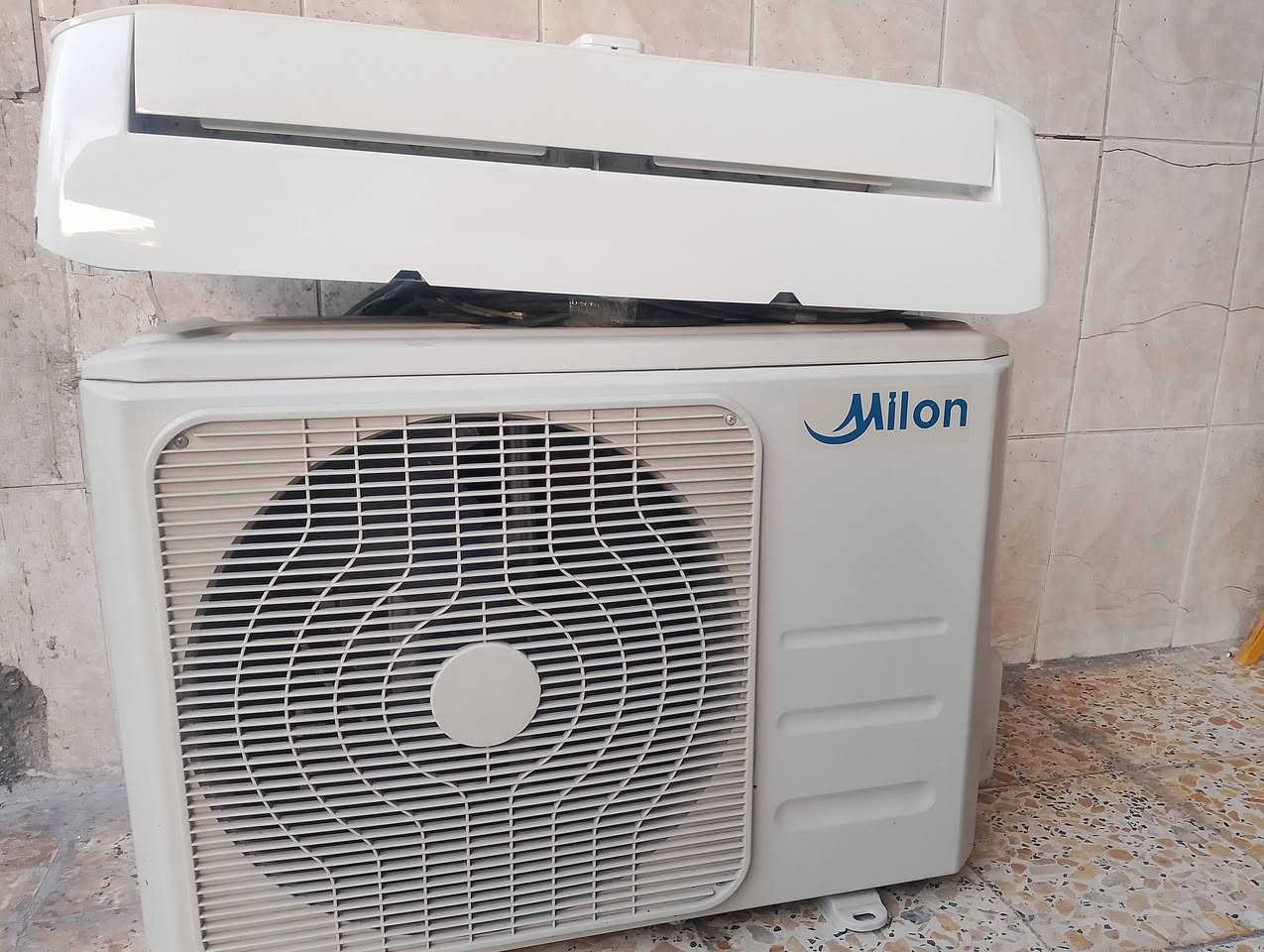 السلام عليكم
سبلت 1 طن عادي 
النوع ميلون شركه ميديا
مشتغل موسمين 
كلش نظيف وغراضه كامله وغاز مقفول

((وضمان اسبوع بعد البيع))

موجود واتساب او اتصال 
***********
