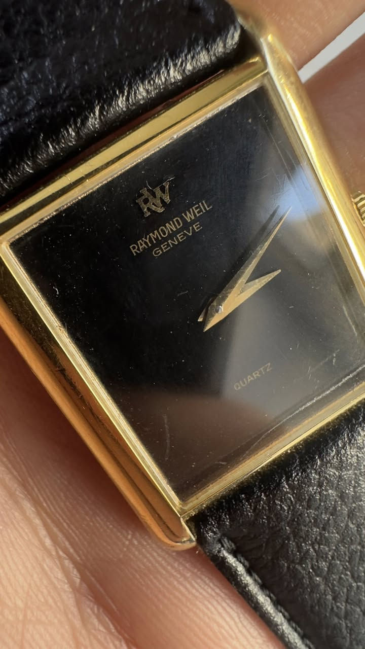 رايموند ويل | Raymond Weil 
سعر طيب 
تلبيس ذهب 10
نظافة المينا زيرو نظافة الساعة ٨٠٪؜
تصميم الكارتير تانك 
قطر الساعة 30*32


**إذا كنت صاحب هذا الإعلان وتريد حذفه لأي سبب، رجاءا أرسل رسالة إلى الدعم الفني**