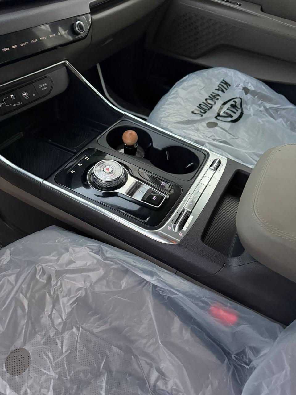 كيا كرنفال 2026فول مواصفات ( اعلئ فئه)
كشن تدفئه تبريد وكشن الخلفي أيضا تدفئه تبريد 
5 كامرات كامرات محيطيه
حساسات 360 درجه
ردار امامي خلفي جانبي
تنبيه نقطه عمياء
شاشه كبيره متصله
كرسي كهرباء وايضا كرسي الراكب
تدفئه وتبريد الكشن الخلفي أيضا
كامرات بل شاير تدك اشاره تطلع كامره
سياره تسعه راكب 
تحديد مسار 
تتقدم وتترجع بل رموت 
وباقي المواصفات خير من الله 
السياره هايبرد يعني انسئ صرفيه البانزين التفويله تمشيك 980 كيلو
سياره ماشيه (((((4000))) زيرووو
سياره مكفوله كفاله عامه وارد كوريا
او مراوس 
السعر 325 وبيها مجال 
للتواصل ***********
