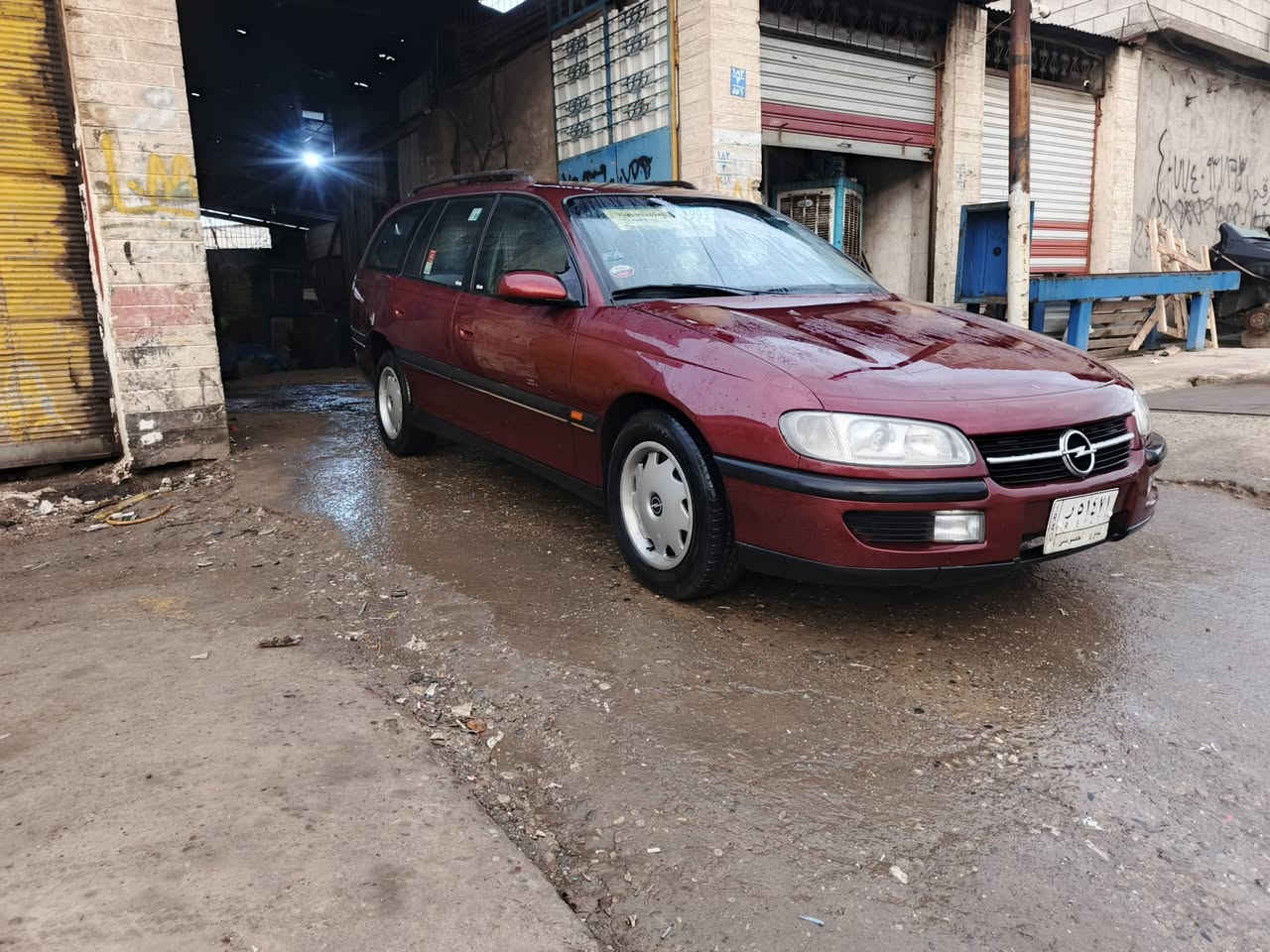 السلام عليكم
اوبل اوميكا بزون 1995
السيارة جاهزه كير شرط  محرك خيط بخار
السيارة بدون ضرر شرط بيها جاملغات خلفي مع سقف اثر جراد
السيارة رقم نينوى شرط التحويل سنوية ٢٧
السيارة فول مواصفات
تئدفة نار
تبريد يشتغل بس هواء مو بارد  يعوزه صيانه
السعر ٥٥ وبيها مجال
العنوان موصل ***********
