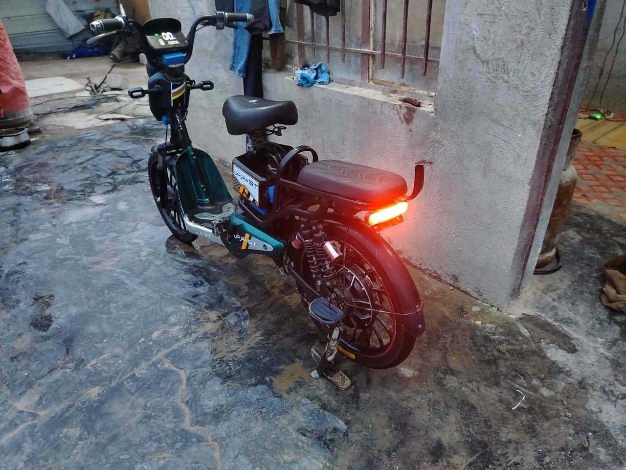 السلام عليكم دراجه شحن للبيع اربع بطاريات السعر خاص للتواصل***********
