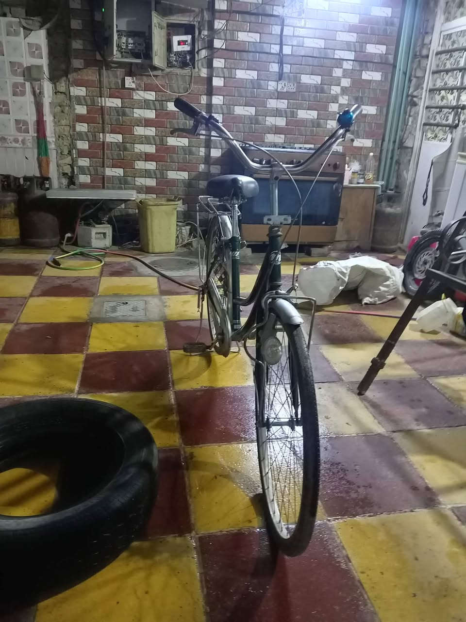 السلام عليكم بايسكل للبيع البايسكل خير من الله البايسكل كامل مكمل لون زيتوني حجم26مصالي هواي من اخذت البايسكل باله السعر 75وبي مجال حك الجيه مكاني بغداد الحسينيه مال راشديه رقم الهاتف***********
