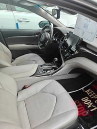 كامري XLE • هايبرد • ماشي ١٠٨ ألف