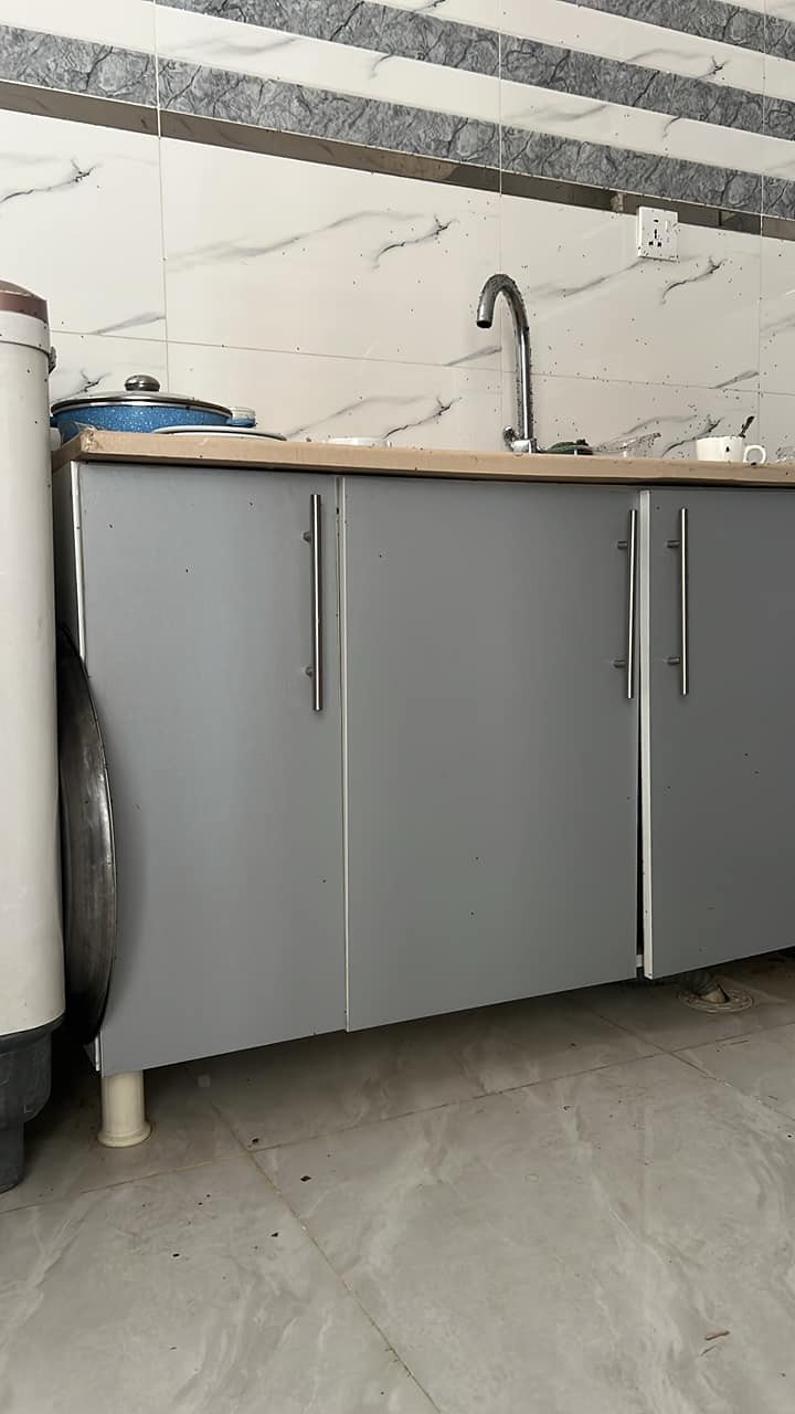 غراض بيت للبيع 
كاونتر 
طباخ 
غساله نص تخم 
طبلات 
مكنسه 
ميز بلازمه
فرشات ثنين قياس ٣ب٤ 
مخاد طبيه عدد ١٠ 
مراوح ٤ 
***********
