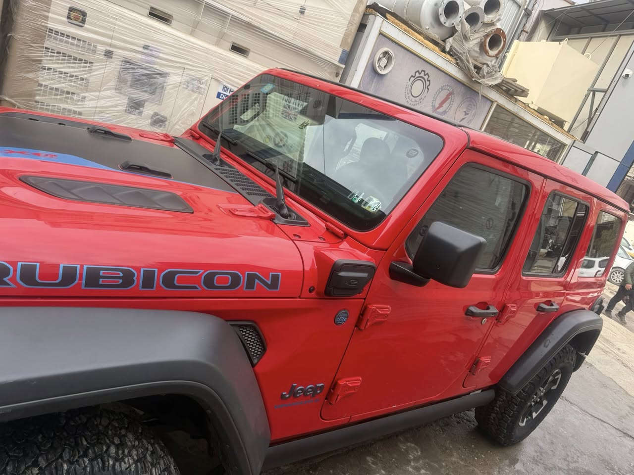 السلام عليكم للبيع جيب رانجلر ربكون 4xe موديل
2024
اعلى مواصفات السياره على وضع البلاد 
ضرر السيارة خلفي قطعتين صبغ فقط وقطعة تبديل لون 
السيارة ماشية 19 الف ميل فقط  رقم بغداد بسمي 
السعر 305 ورقة وبيها مجال للشراي 
مكان السياره بغداد الكراده 
***********
