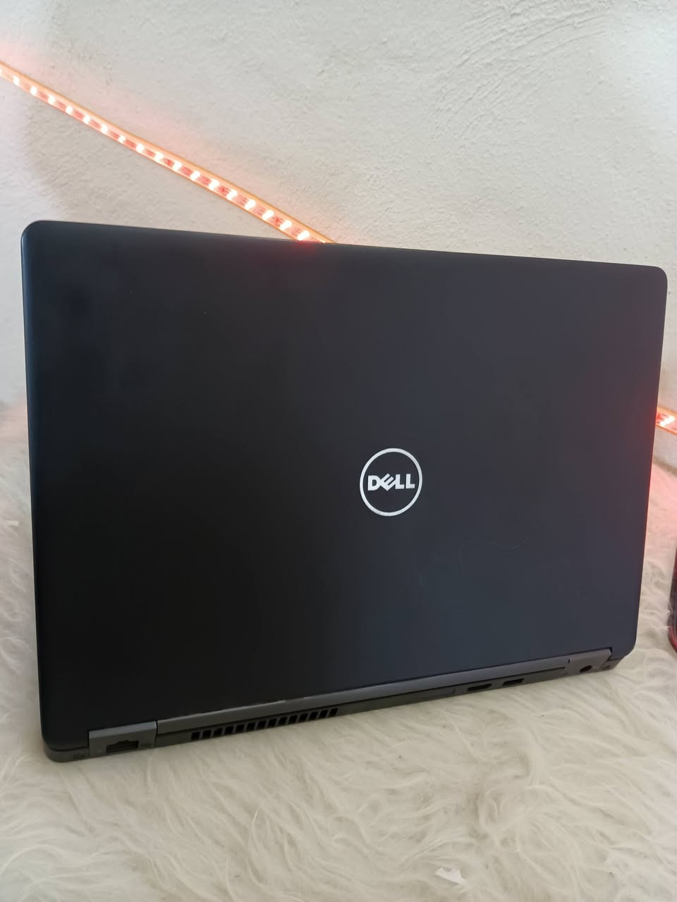 لابتوب ديل (Dell) نظيف جداً للبيع 📣لابتوب Dell عملي وقوي، مفرمت حديثاً وجاهز للاستخدام الفوري. ممتاز جداً لطلاب المدارس والجامعات، الموظفين، الأعمال المكتبية (وورد وإكسل)، وتصفح الإنترنت والدراسة عن بعد.💻 المواصفات الكاملة للجهاز:الماركة: ديل (Dell) - معروفة بقوة التحمل.المعالج: Intel Core i5.الجيل: السادس (Generation 6) - أداء سريع ومستقر.الهارد: SSD بمساحة 256 جيجابايت (سريع جداً في فتح الجهاز والبرامج، مو مثل الهاردات القديمة البطيئة).نظام التشغيل: ويندوز 10 (Windows 10) أصلي ومستقر.المميزات الإضافية: يحتوي على إضاءة خلفية بيضاء للكيبورد مريحة جداً للكتابة في الظلام عربي انكليزي 💡.الحالة: الجهاز نظيف جداً، شغال بامتياز، ولا يشكو من حرارة أو بطء.🚚 الملحقات: الشاحن الأصلي.💵 السعر: [ 190] (قابل للتفاوض  للشراي الصدوق).📍 الموقع: [بغداد منطقة النهروان]📞 للتواصل والاستفسار: يرجى إرسال رسالة خاصة أو الاتصال على الرقم: [***********]
