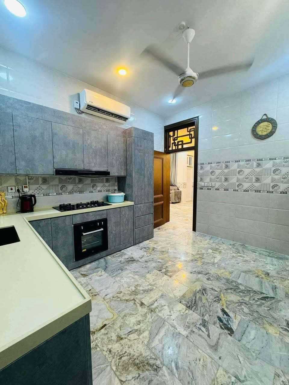 دار للبيع حله نادر الاولى شارع الحسن قريب جدا على الخدمي 

المساحــــــة  170 متر طابو زراعي سند25 

الــوآجـــهــة  8.5 متر 
النــــــــــــزال 20متر 

طابقين بناء حديث ارضيه مرمر

يحتوي على اربع غرف نوم وصاله وكليدور ومطبخ ومجمع صحيات وطارمه

عرض الشارع 10متر تبليط مجاري كافة الخدمات 

للاستفسار ***********
***********
مراجعة مكتب سومر للعقار حله نادر الاولى على الشارع الخدمي قرب حسينيه حنتوش
