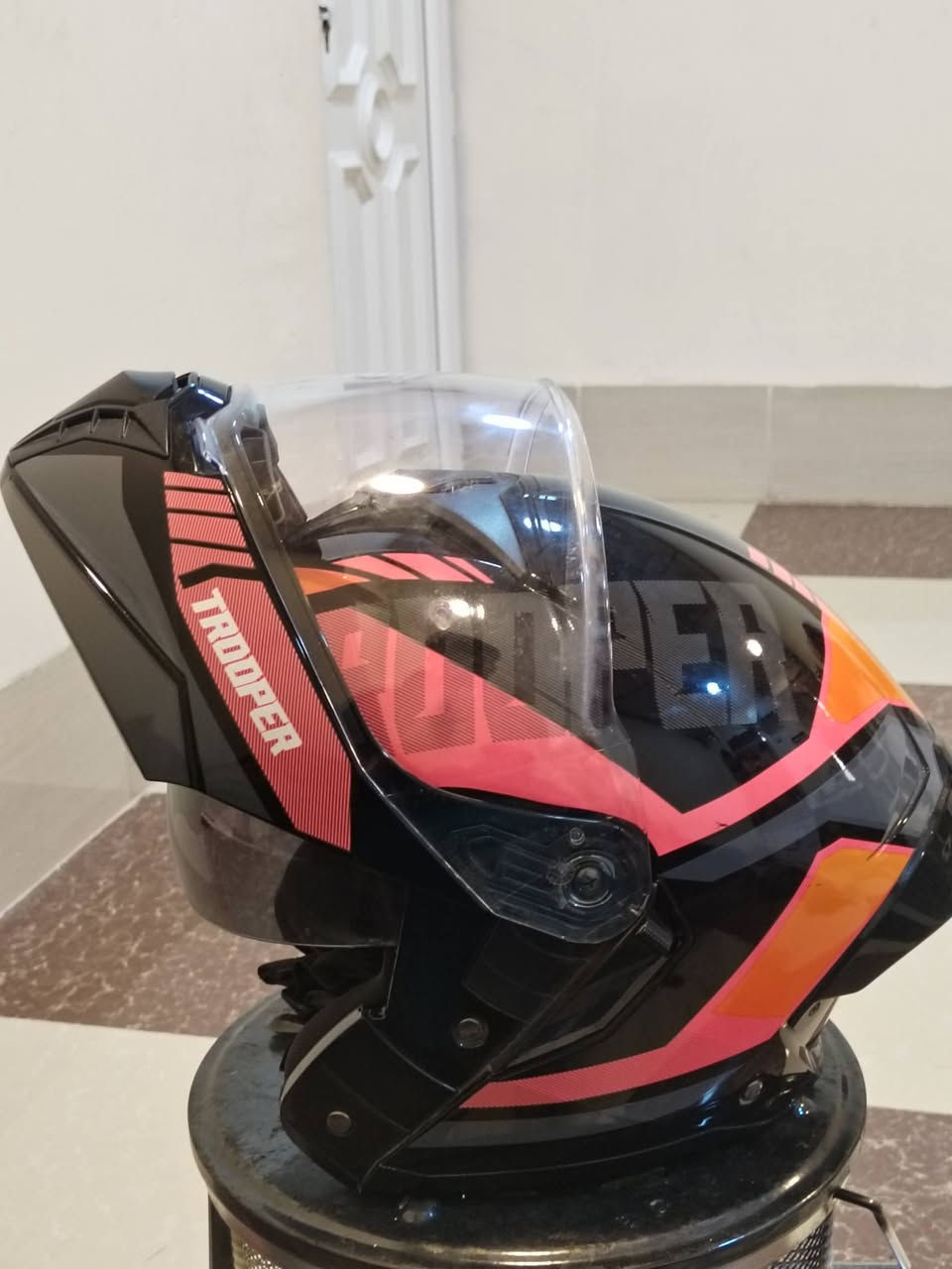 سلام عليكم خوذه اصليه للبيع السعر 45وبيه مجال خوذه جديده جلخ مبيها ***********
