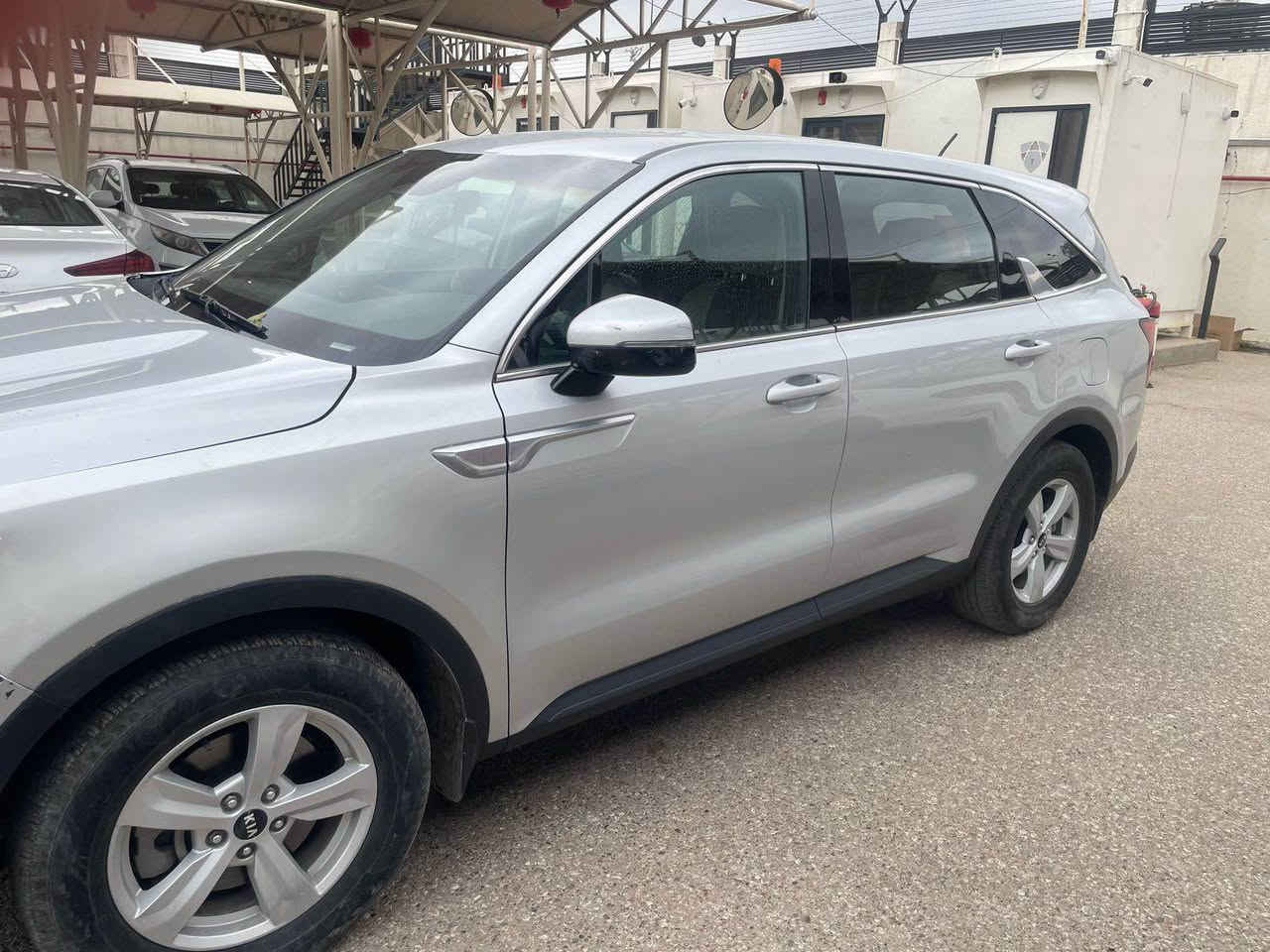 السلام عليكم كيا سورنتو وارد امريكي 
4سلندر 2500 فئة lx  حادثها البنيد مصبوغ وشوية من الجاملغ بدون دواخل 7راكبً رادارات تحكم ستيرن 
كامرا توقف ذاتي  
*********** بغداد, العراق
