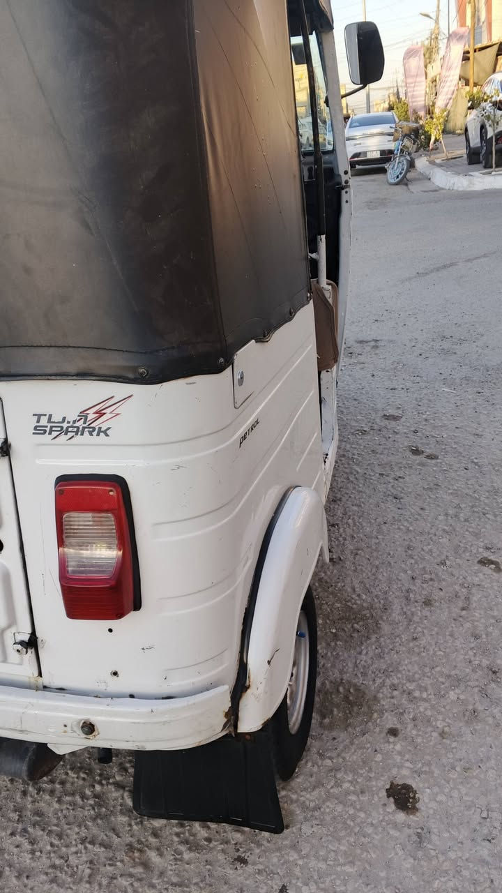 السلام عليكم تكتك للبيع موديل 20 لوحه وسنويه نكليزي مهزوزه وكامله المكان كربلاء حي الغدير ***********
