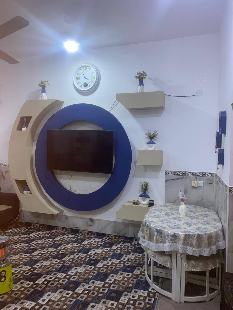 بيت بناء 2020 المساحة 136 حقيقي  حي الصدر الشارع الي بظهر فرح مول  بالضبط طابقين الطابق الاول براني ومطبخ وهول وغرفتين وصحيات وتهويات اثنين وطارمة صغيرة الطابق الثاني غرفتين وصحيات وبيتونه كاملات اضافة الى باقي المساحة مبني فوكهه قاعة جبيرة واصلة للسكف تصلح تصير شقة معزولة 
للاستفسار ***********
