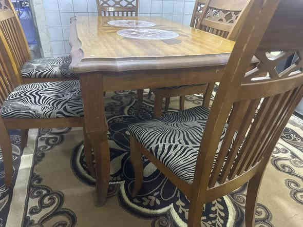 السلام عليكم ميز طعام زان شغل قديم لاكسر لا شي 6 كراسي يحتاجله صبغ بس سعره250 مكاني زيونه ***********
