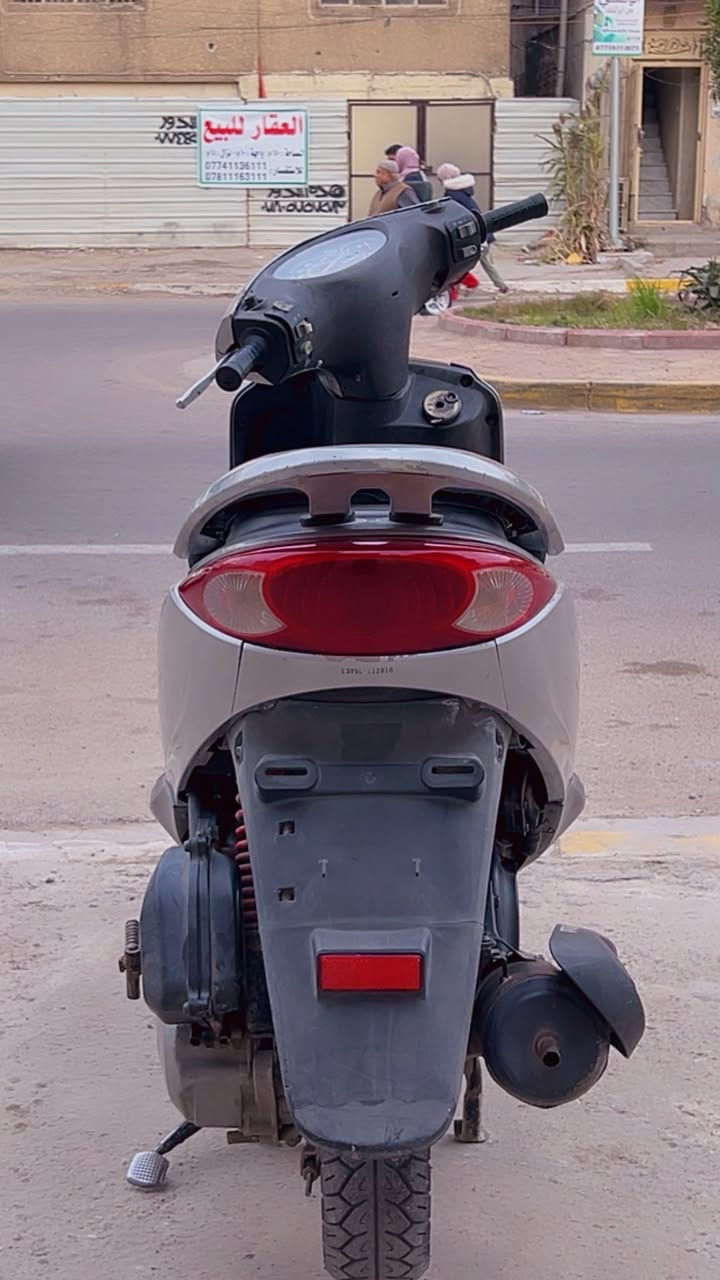 سلام عليكم دراجة ابريز للبيع نظيفة كلش حلوة والله محرك ممفتوح ماشية 18 الف حقيقي السعر 700 وبيها مجال للطيبين مكان حرية شارع 30 هاذا رقمي ***********
