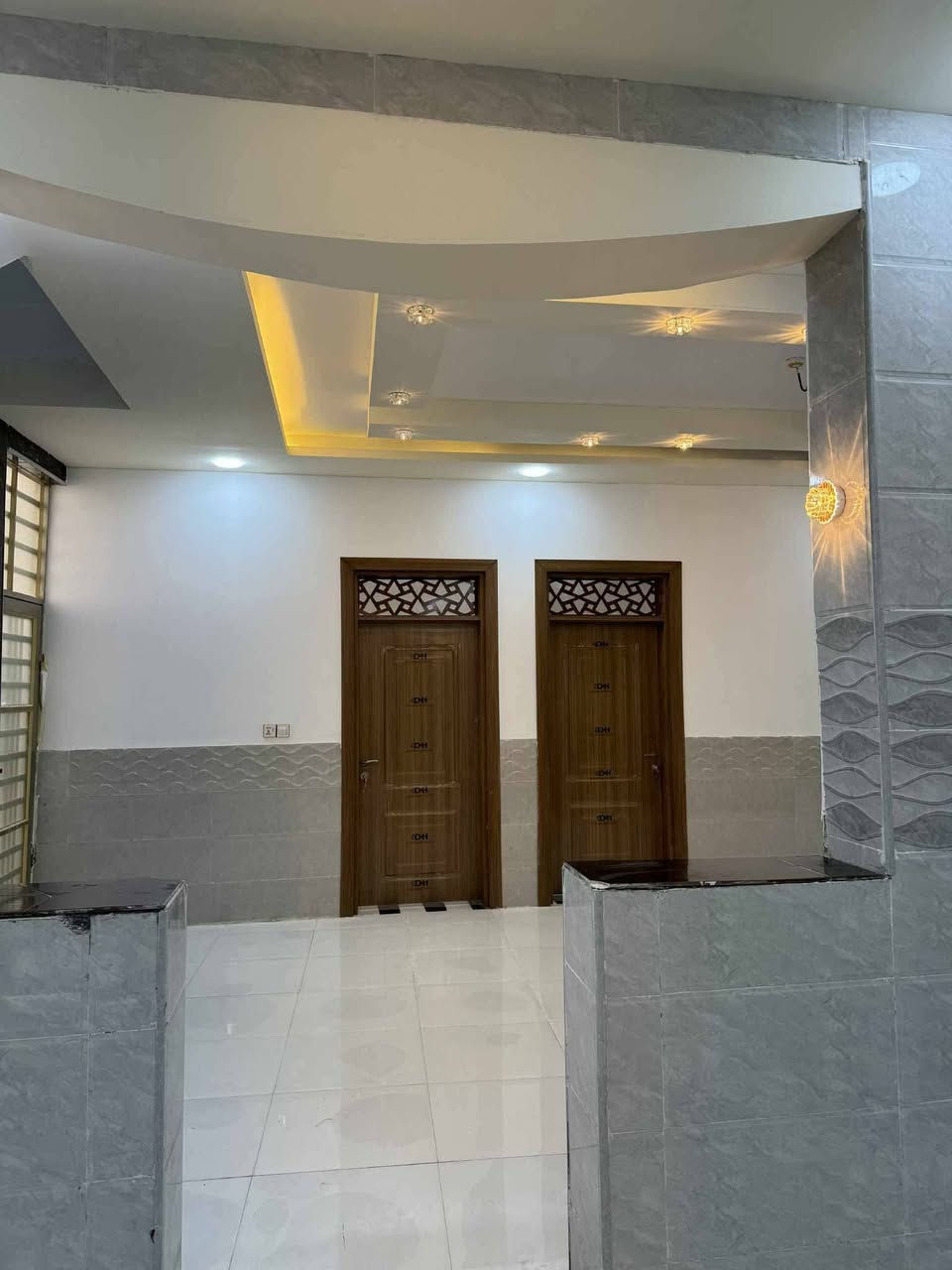 يعلن مكتب الاصدقاء للوساطة العقاريه

دار للبيع  150 م طابوزراعي سند 25اقرار محكمه ثاني يوم🏡
مشمول بقرار 320
✅ تحفه فنيه شغل درجه اوله جيب مهندس وافحص 

موقع ,البيت /نجف🏡  شارع الصب عمود255مقابل سايدين العسكري كبل 

عنوان المكتب شارع الصب مقابل قرية الغدير عمود 261
البناء 🏡 
غرفتين  نوم/صاله/مطبخ استقبال/طرمه /صحيات/مكشوفه
بناء مرتب/ اساس + سقف كونكريت + طابوق جمهوري+سيراميك الواح هندي+ارضيه بورسلين ثقيل ++

ألخدمات 🏡 عرض الشارع 15متر
ماء/كهرباء/مدارس/سوق/تبليط/مولد

*********** واتساب واتصال
