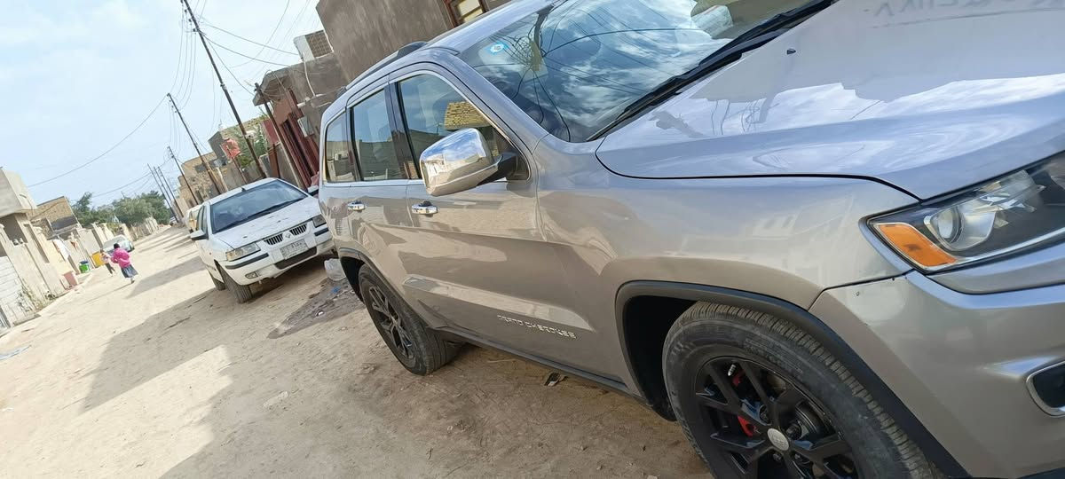 سلام عليكم  جيب لاريدو لبيع
المديل 14
حادث مال امريكه بس  دعاميه 
اثر حادث بلعراق جاملغ وباب بدون دواخل 
السياره بسمي تحويل ثاني يوم مناقصة اي شي
حساساعت خلفيه 
كشنات جلد لونين 
شاشه جبيره 
حداديه 90 /100
باتري توني بدلته الساياره جاهزه 
السعر 175 وبيها مجال قليل 
الهاتف ***********
رقم السياره بغداد 
مكان السياره ناصريه مركز
