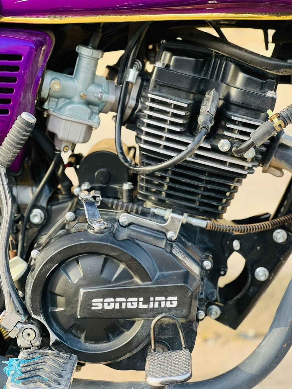 السلام عليكم للبيع دراجه إيراني سونك محرك 200cc موديل 2026 مضمونه بكلشي كهربائيات محرك  دراجه نظيفة صارلها شهرين من ماشية بالشارع بصمه وتشغيل عن بعد مواصفات حلوة السعر 900 وبيها مجال بسيط حك الجية العنوان بغداد الغزالية للاستفسار ***********
