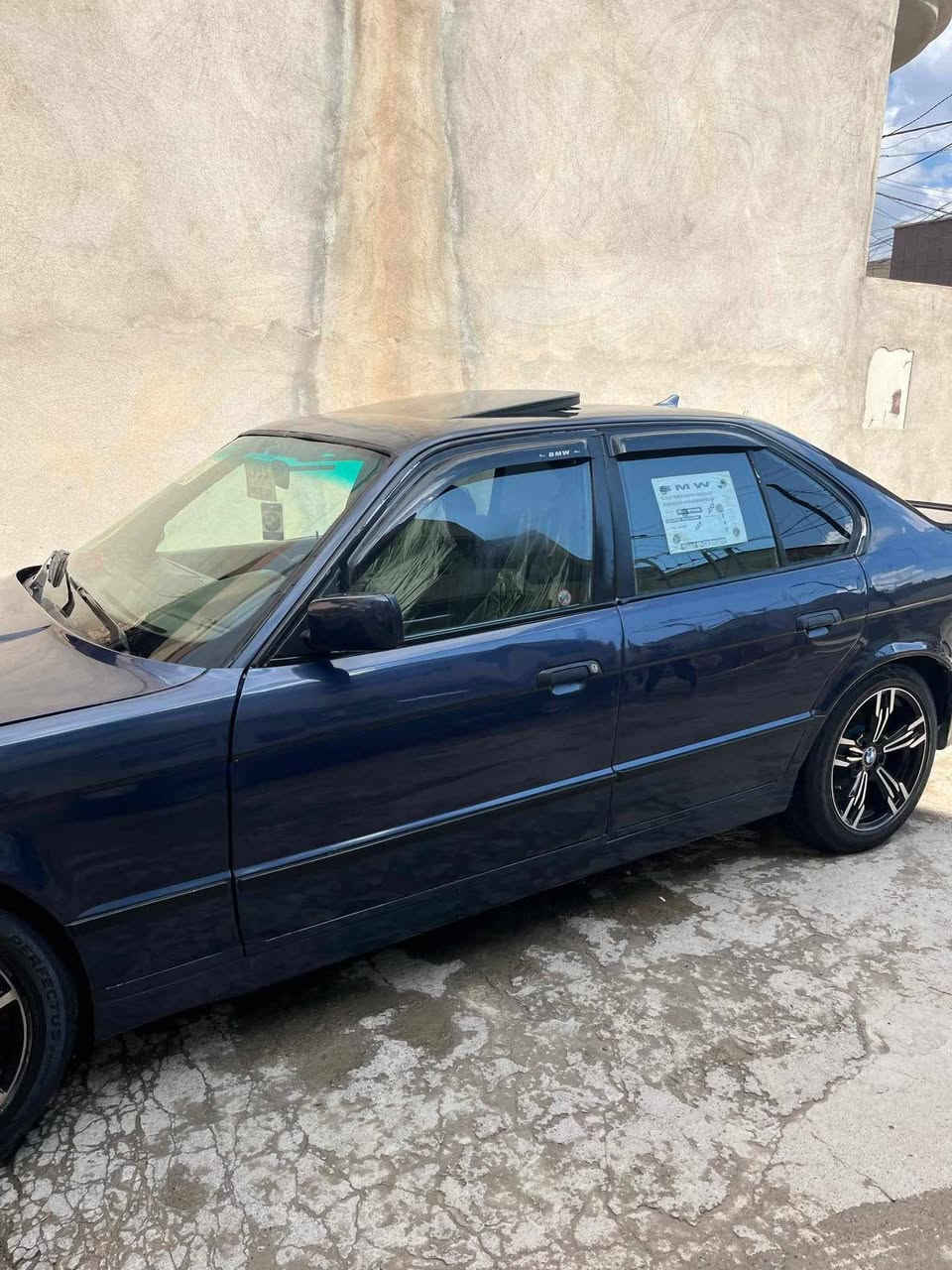 السلام عليكم بي ام للبيع ٥٢٠موديل١٩٩٣ رقم دهوك قديم شرط الوكالة والتحويل صبغ جمالية بدون ضرر مكينة كبس شرط لا صرف ولا نفخ فتحة سقف بيها التبريد كامل فقد ايعوزو راديتر  مكانها الموصل السعر ٦٠وعليها غرامة ٥ونص ينزل من حكها وبيها مجال رقم الهاتف ***********
