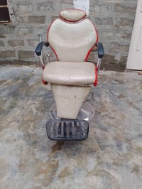 كرسي حلاقة • للبيع