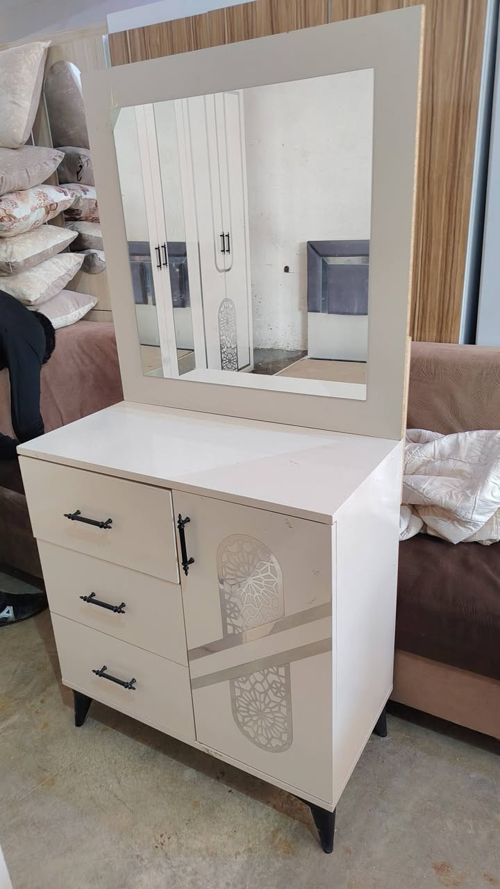 معرض رافع التميمي للاثاث المنزلي الجديد والمستخدم العنوان الحويجه فلكه شارع اطباء مقابل مجمع القادسيه
للمفروشات . . ***********.
