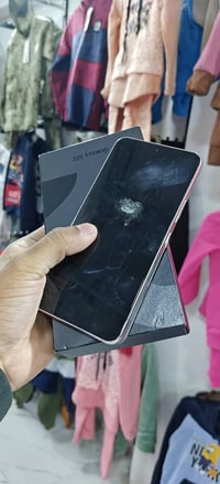 S22سامسونك ذاكره128 رام12 فقط شاشا مكسوره سعر 100 07777441715