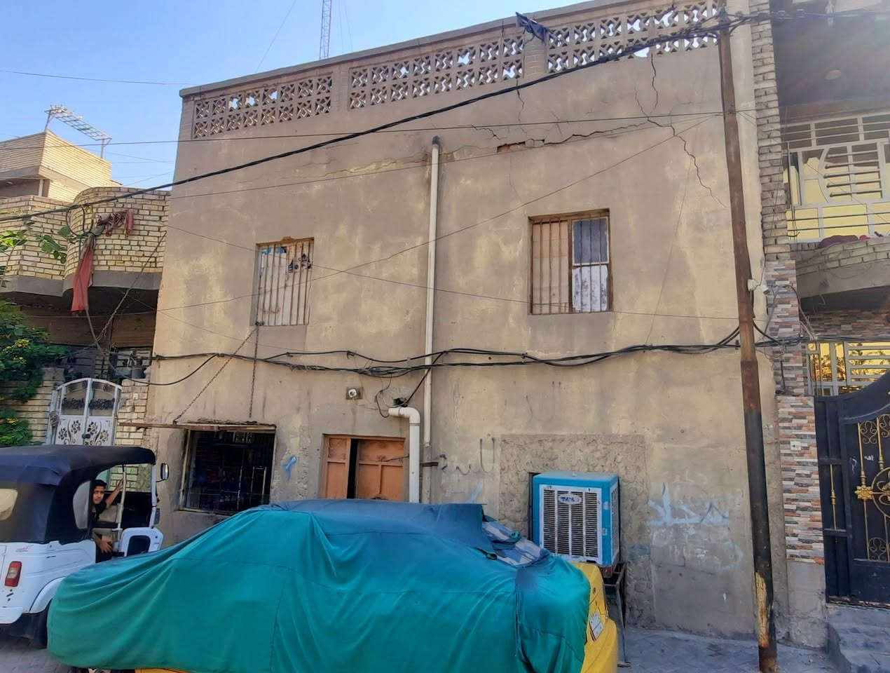سلام عليكم دار للبيع مساحة 144متر  جنس الارض طابو ملك في قطاع 26 بناء قديم يصلح للسكن يحتوي على 6 غرف وصالة ومطبخ وصحيات او تاخذه باعتبار كاع والدار واجهته على ساحة مو فرع وصاير وسط الساحة مثل مواضح بالصورة الحديقة هاي للدار للتواصل والاستفسار أكثر تواصل خاص او الأتصال على الرقم التالي ***********
