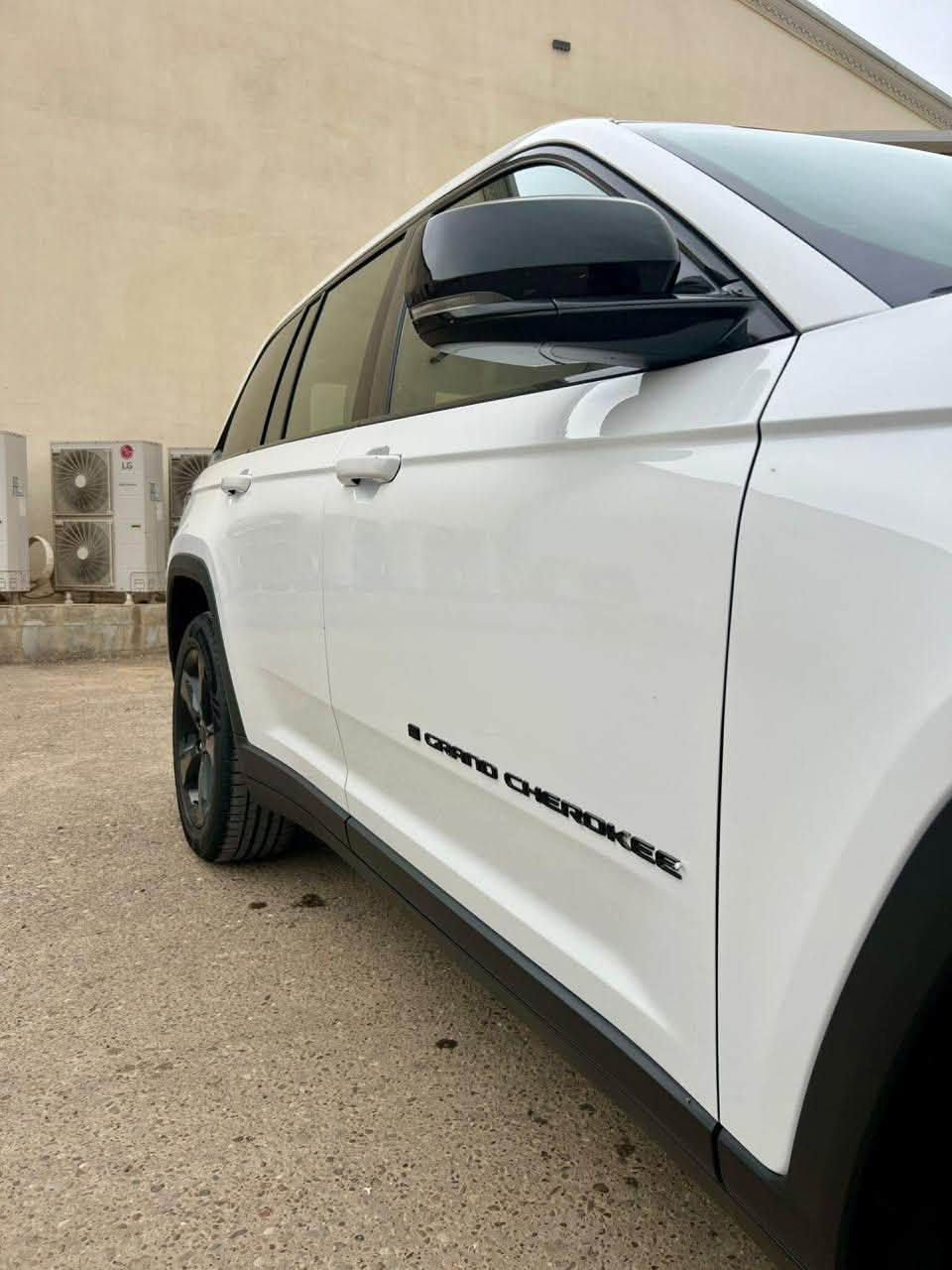 جيب 5 راكب 
   JEEP GRAND CHEROKEE, ALTITUDE Black top
التيود.  بلاك توب 
الموديل : 2023 . (وارد امريكي) . 
المحرك : (3600)v6.
العداد : .(27،000 m. )
رقم بغداد الجديد بأسمي تحويل ثاني يوم.
* رادار امامي مع مانع تصادم.
*مانع تصادم خلفي.
* شاحن موبايل وايرلس. 
* فتحة سقف
* دفع رباعي
* شاشه مع كامرة 
* نظام الخرائط (GPS).
* كير شفتات بالستيرن. 
* المصابيح الأمامية LED. 
*المصابيح الخلفيه LED.
* المقعد الأمامي للسائق كهرباء.
* حساسات خلفهية. 
* بلوتوث تلفون. 
* محدد سرعة. 
ضرر السيارة:نص بنيد صبغ معدل ع گد الضربة ومصبوغ والدعامية الامامية مالتها الأصلية مامبدلة وصور الحادث مرفقة في المنشور بدون ي ايرباك بدون ي دواخل.
باقي السيارة كفالة عامة ويوجد سونار.
السعر 29 الف 

للاستفسار  : ***********

