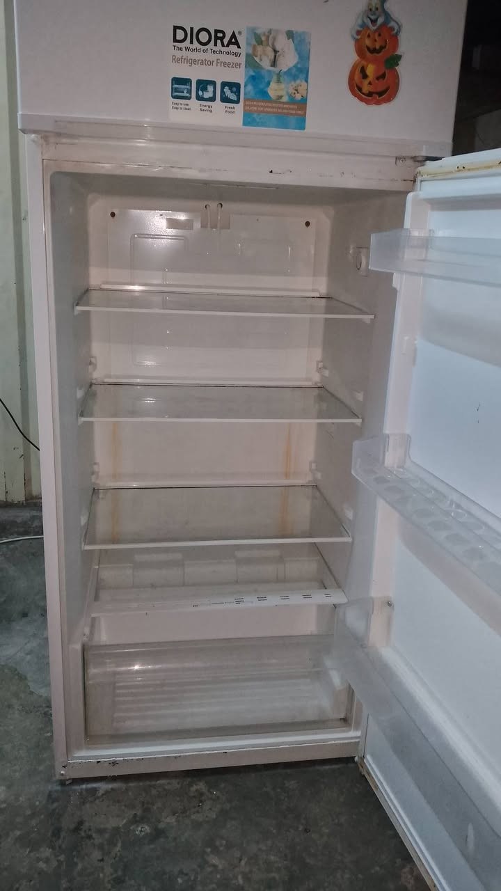 ثلاجه للبيع شغاله بشرط حجم 18 قدم سعر 110 كركوك ***********
