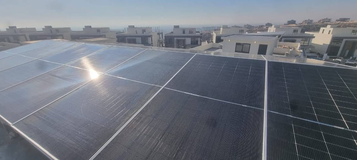 منظومة جديدة محافظة دهوك - فيلل ماربيلا 
تم اليوم الانتهاء من نصب منظومة شمسية high voltage في محافظة دهوك - فيلل ماربيلا للدكتورة لمى جلال حسن .  

منظومة هجينة بدون بطاريات تعمل اون كريد في الوقت الحالي مع امكانية اضافة بطاريات في المستقبل . تعطي المنظومة 45 امبير وارجاع الفائض الى الكهرباء الوطنية 
- انفيرتر هجين سوفار 10 كيلواط جهد عالي ضمان 5 سنوات 
- الواح 620 واط دبل وجه عدد 20 ضمان 12 سنة 
- حديد مغلون 
- واي فاي ،تحكم ومراقبة عن بعد .

 مكتب طاقة لنصب وتجهيز الطاقة الشمسية  
*********** 
*********** 
***********
:
#طاقة_شمسية
#طاقة_نظيفة
#HighVoltage
#Sofar
#OnGrid
#دهوك
#فيلل_ماربيلا
#الطاقة_المتجددة
#مكتب_طاقة
#SolarEnergy
#RenewableEnergy
