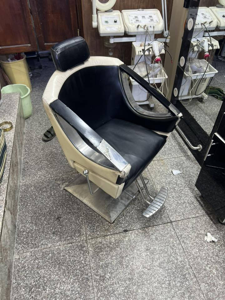 السلام عليكم 

مرايات عدد2

كراسي عدد2

كومدي عدد2

فاترينات عدد2

عنواني بغداد مدينه الصدر قطاع 57

وهاذا رقمي متواجد واتساب ***********
السعر على الواتساب
