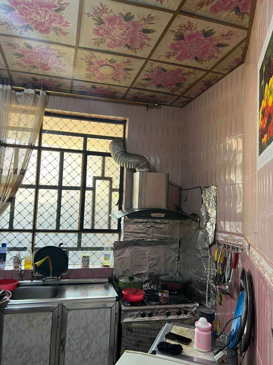 السلام عليكم بيت للبيع شفتة قرب اسواق الحارة مساحة 110 متر زراعي 3 غرف نوم فوك وصحيات جوة استقبال وهول ومطبخ وصحيات السعر 70 بي مجال مستعجل عليه 
***********
