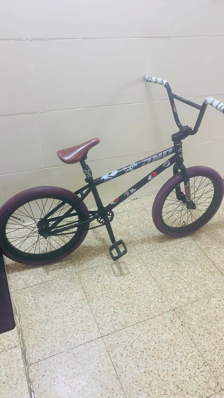 BMX اصلي لل بيع نوعيه ساندي والمكينه شيمونو اي قطعه بل باسيكل اصليه سعره 350لل تواصل ***********
