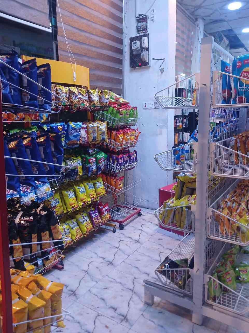 سلام عليكم
ماركت للبيع هو وغراضه وسلعته والموقع ركن ويمه مدرستين عله ٤ دوامات يعني ٤ مدارس 
المكان ياسين خريبط مقابيل مدرسه حاتم محسن الدراجي 

١ شاشه 
٢ سستم كامرات 
٣ سبالت ٣ واحد منهم كنتوري
٤ سفينتين كبار 
٥ سلات جبس 
٦ رفوف 
٧ عارضات جكاير واكسسوارات 
٨ ميز كاشير 
٩ عارضات بطحيه ٣ مالاتي ١ شركه 
١٠ عارضات عاموديه ٤ مالاتي ٣ شركه 
١١ جام خانه ع طول الماركت

السبب الدراسه والوضيفه *

الدخل بالعطله ٤٥٠ الى ٥٥٠ 
الدخل بالمدارس ٥٥٠ الى ٧٠٠
رغم الاهمال وسوء الادارة 

الماركت واجهته كلها جام خانه 
ايجاره ٤٥٠ الف 

السعر ٢٢ مليون وبي مجال 
رقمي ***********

ملاحظه الماركت يفتح ٢٤ ساعه
