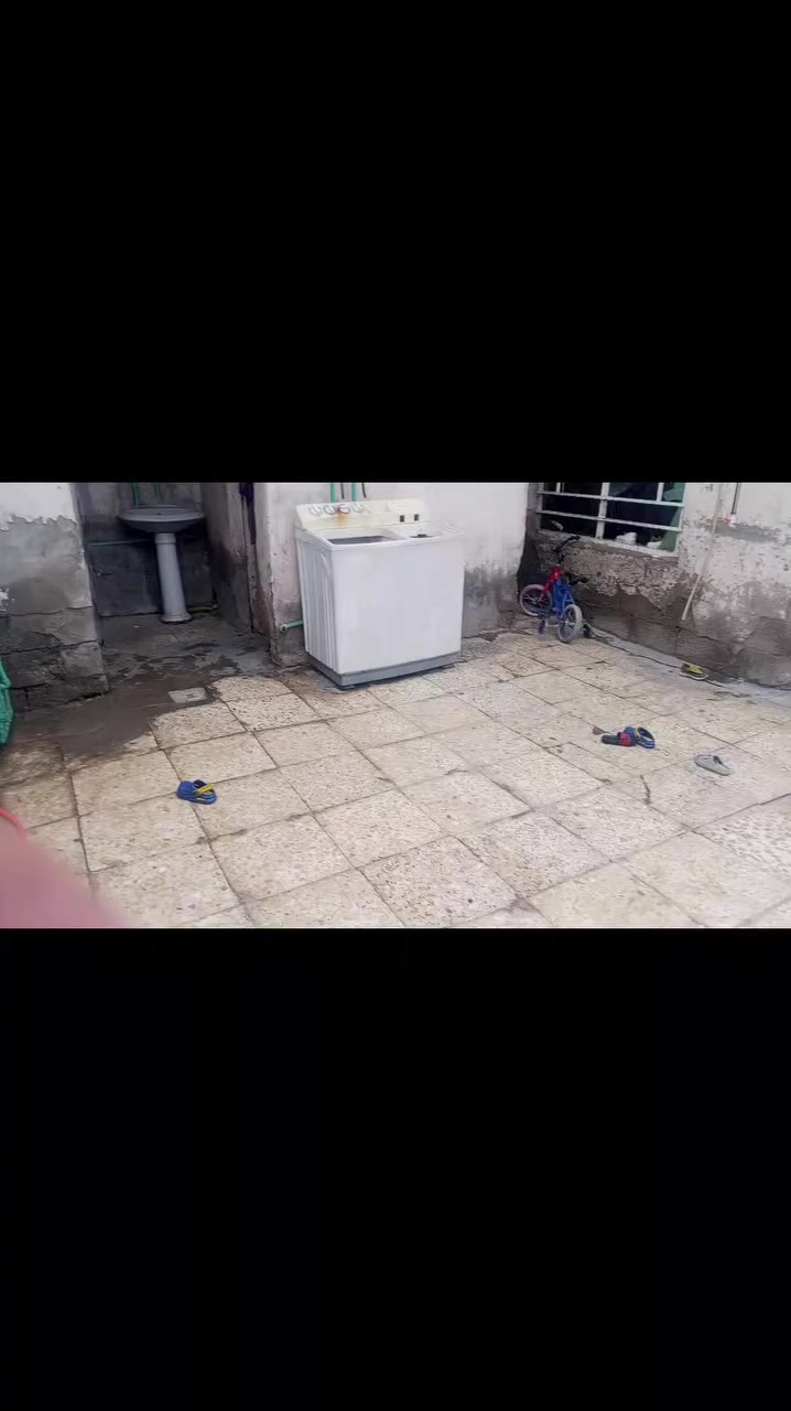 سلام عليكم بيت للبيع يتكون من غرفه وستقبال وصاله وترك بيه جميع الخدمات ماء كهرباء مقرنص العنوان بغداد حي نصر شارع حي رباب شراي تصال عله رقم  سعر21مليون وبيه مجال 
الرقم ***********
