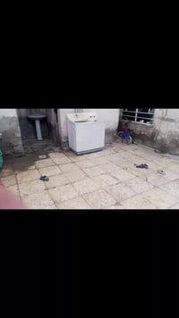 بيت للبيع يتكون من غرفه وستقبال وصاله وترك بيه جميع الخدمات ماء كهرباء...