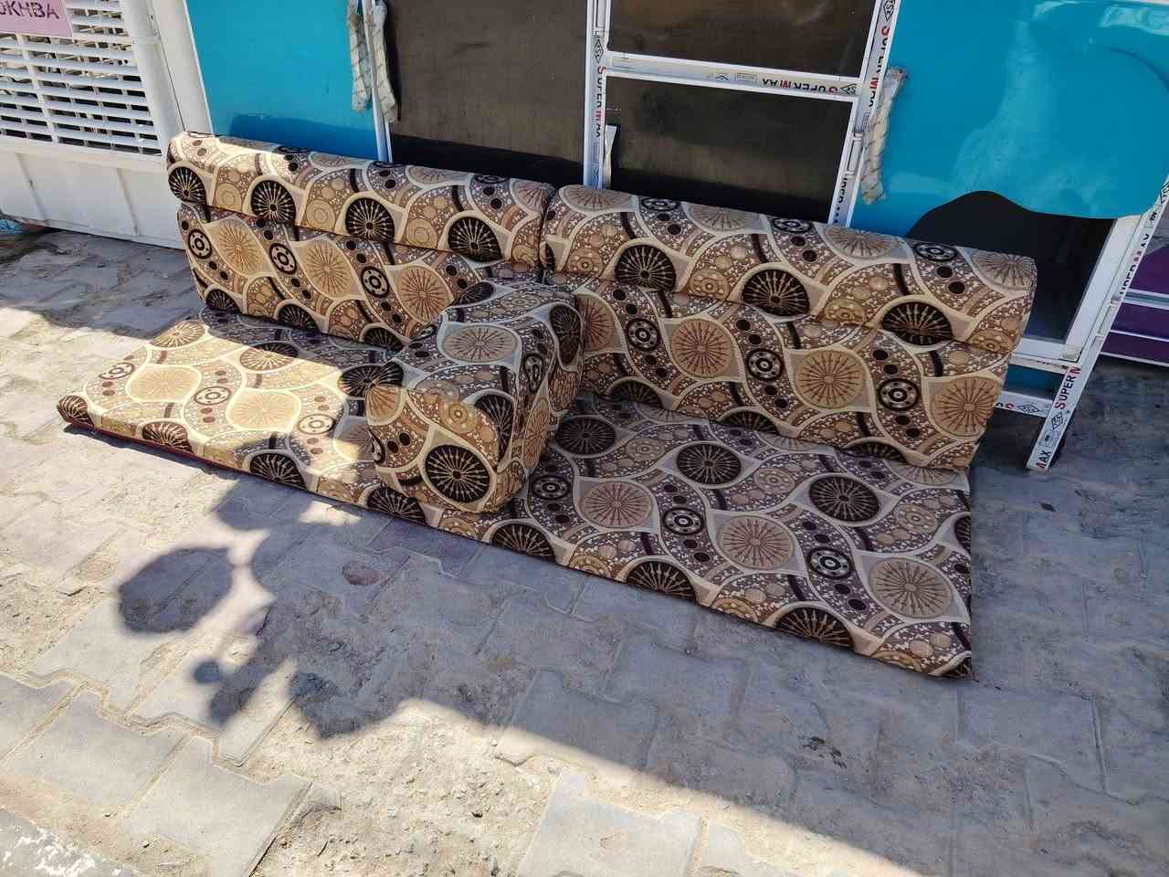 جلسه ونص وجه واحد ستعمال قليل 10 دوشك 18 ضهر 10 تكيه 3 زوايه سعر 350 الف 
***********

