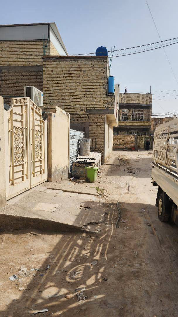 السلام عليكم قطعة أرض للبيع العنوان البلديات الضباط الثانيه المساحة 100 متر الواجهة 5 النزال 20 للإستفسار ***********
