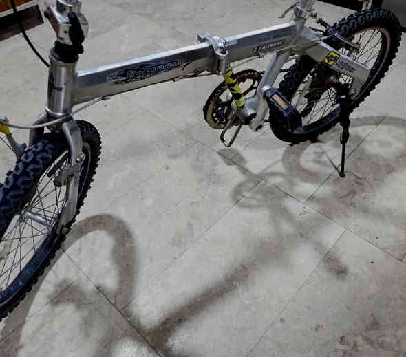 للبيع بايسكل ياباني اصلي يطبك حجم 20 معدن فافون خفيف جدا وقوي قطعة وحده مابي ضرر السعر 60 الف مكاني بغداد العامرية
