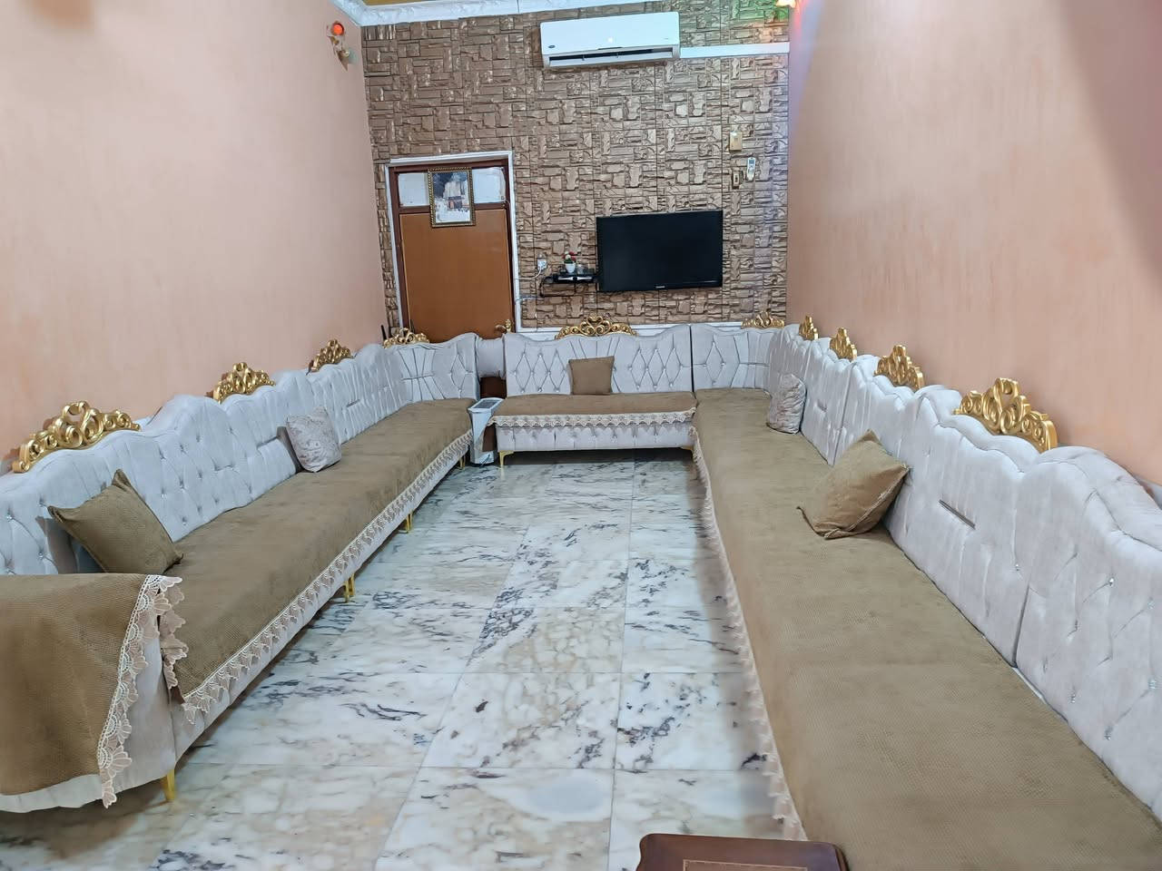 بيت للبيع مكانه شارع دبي 
مساحة البيت 150 
الاستقبال  7×3ونص
المطبخ 5×2وربع
الهول 6×4ونص
غرفه نوم5×4
حمام داخلي وخارجي  كبير و
ومناور عدد 2 
وطارمه كبيره
السعر 170 وبيه مجال للاستفسار ***********////***********
